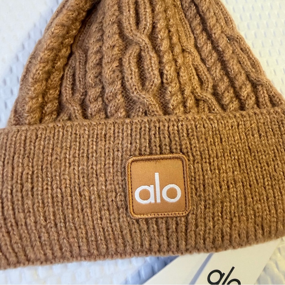 ALO YOGA CABLE KNIT POM BEANIE CAMEL BROWN WOMEN’S ONE SIZE LUXURY WINTER HAT - Picture 3 of 6